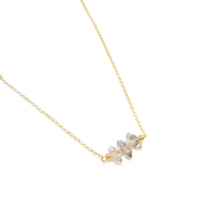 Collier ras-du-cou en argent 925 doré à l'or fin et pierres semi-précieuses brutes: quartz diamant (diamant d'herkimer). Les pierres sont naturelles, la couleur et la forme peuvent varier légèrement.
Argent 925 doré à l'or fin 24 carats
Le Cristal Diamant (ou quartz diamant) est une variété de cristal de roche que provient de la mine de Herkimer, dans l’état de New York, USA Ses propriétés sont les mêmes que celles du cristal de roche, il capte toutes les énergies de 