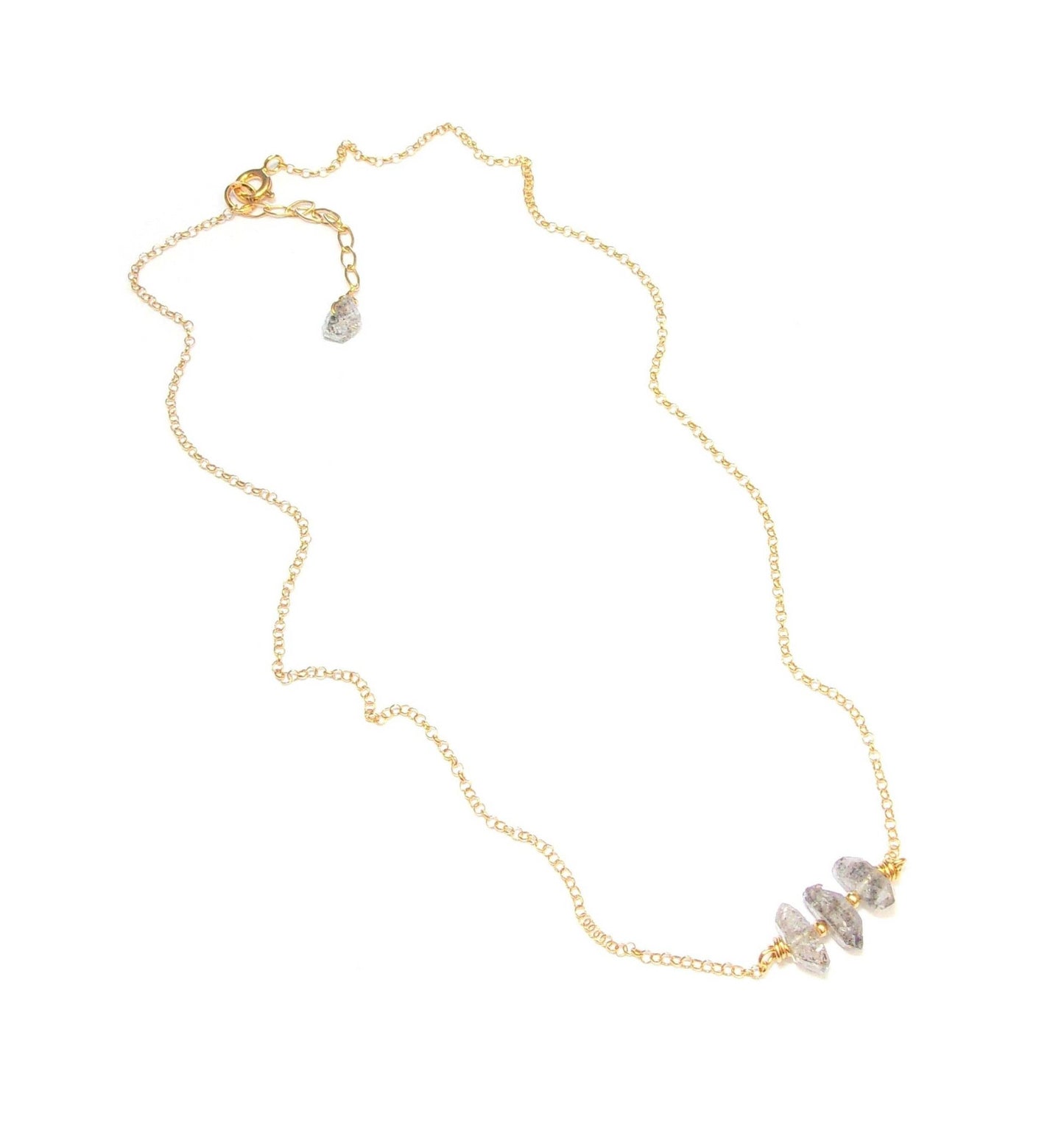 Collier chaîne ras-du-cou en argent 925 doré à l'or fin et pierres semi-précieuses brutes: quartz diamant (diamant d'herkimer). Les pierres sont naturelles, la couleur et la forme peuvent varier légèrement.
Argent 925 doré à l'or fin 24 carats
Le Cristal Diamant (ou quartz diamant) est une variété de cristal de roche que provient de la mine de Herkimer, dans l’état de New York, USA Ses propriétés sont les mêmes que celles du cristal de roche, il capte toutes les énergies de 