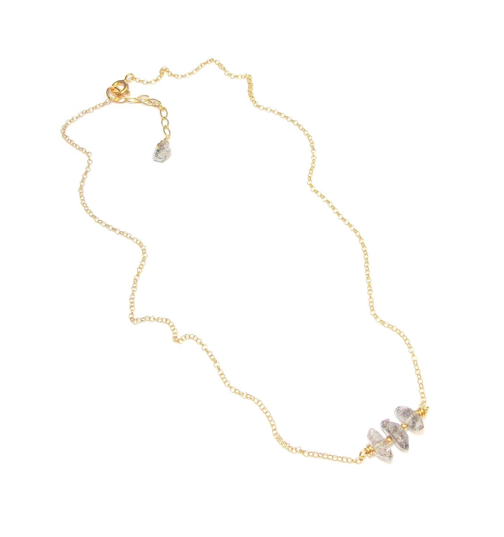 Collier chaîne ras-du-cou en argent 925 doré à l'or fin et pierres semi-précieuses brutes: quartz diamant (diamant d'herkimer). Les pierres sont naturelles, la couleur et la forme peuvent varier légèrement.
Argent 925 doré à l'or fin 24 carats
Le Cristal Diamant (ou quartz diamant) est une variété de cristal de roche que provient de la mine de Herkimer, dans l’état de New York, USA Ses propriétés sont les mêmes que celles du cristal de roche, il capte toutes les énergies de 