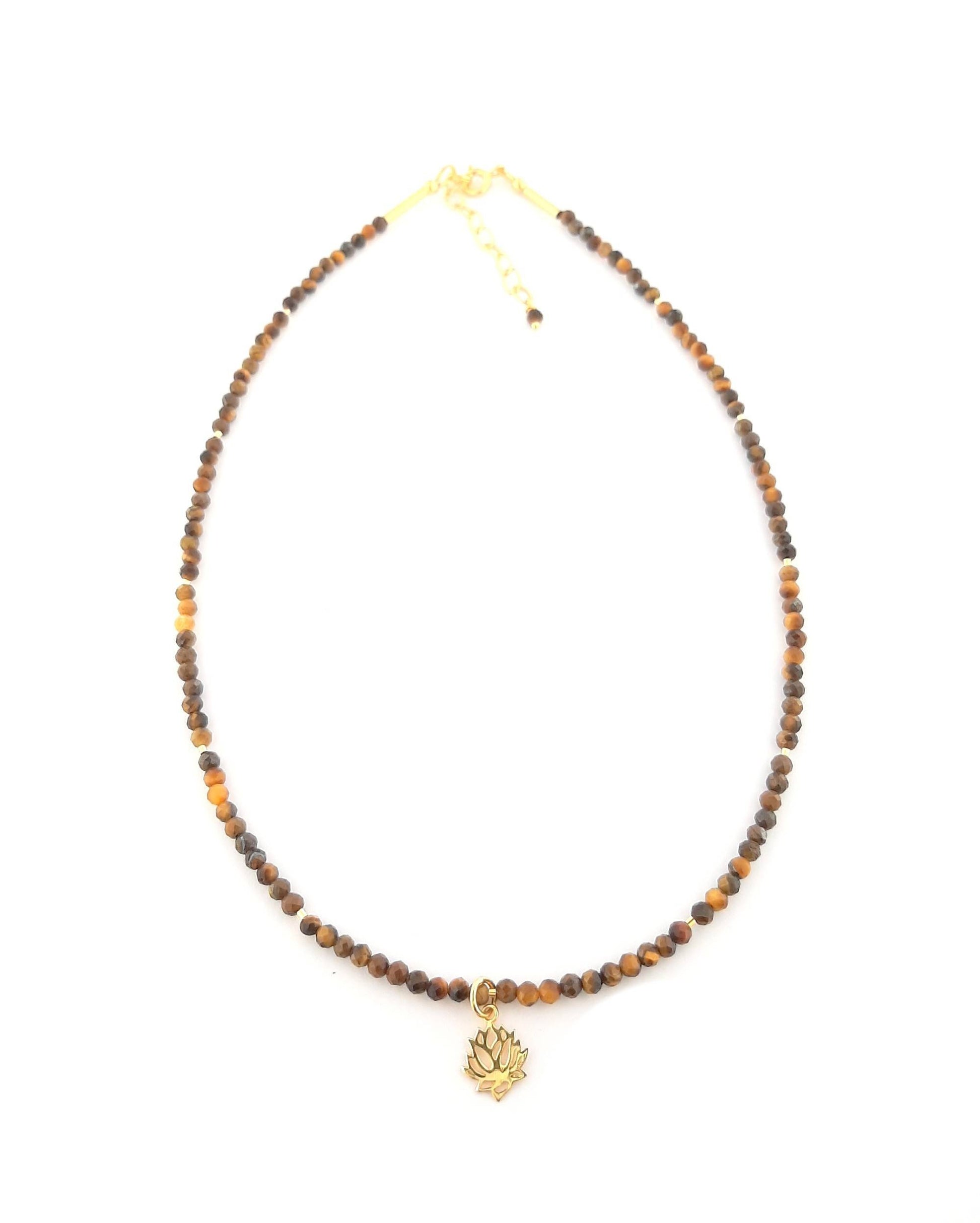 Collier de protection et confiance : œil de tigre miroir des énergies, chaîne en argent doré et lotus en pendentif,