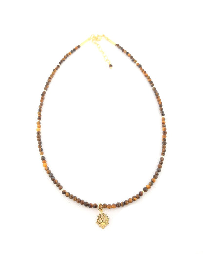 Collier de protection et confiance : œil de tigre miroir des énergies, chaîne en argent doré et lotus en pendentif,