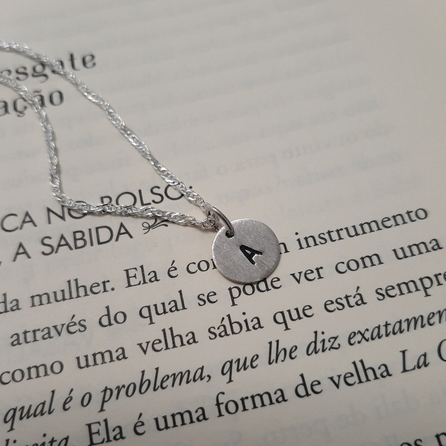 Collier fin  personnalisé en argent massif patiné gravée d'une lettre majuscule .
