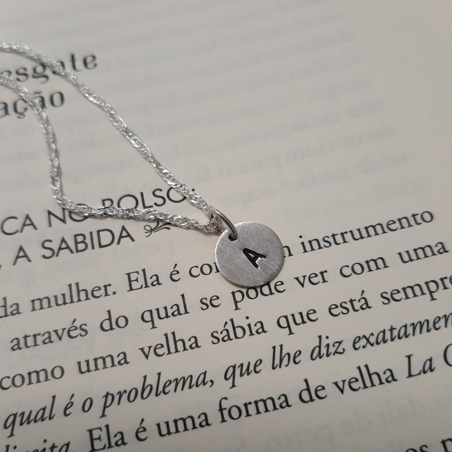 Collier fin  personnalisé en argent massif patiné gravée d'une lettre majuscule .
