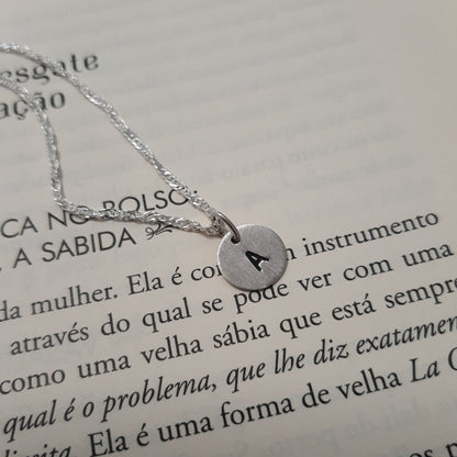Collier fin  personnalisé en argent massif patiné gravée d'une lettre majuscule .
