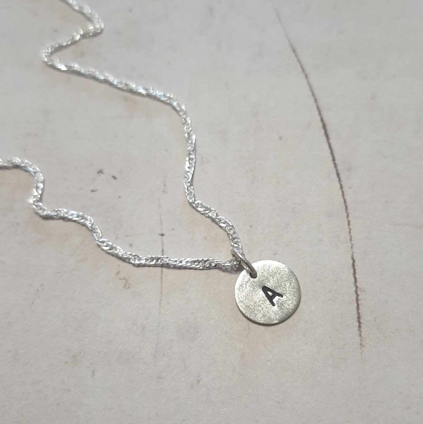 Collier personnalisable en argent 925 gravée d'une lettre majuscule.