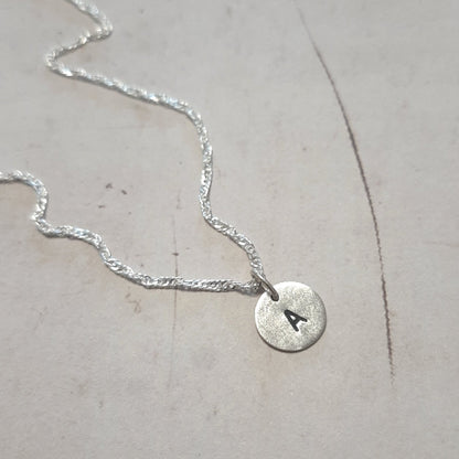 Collier personnalisable en argent 925 gravée d'une lettre majuscule.