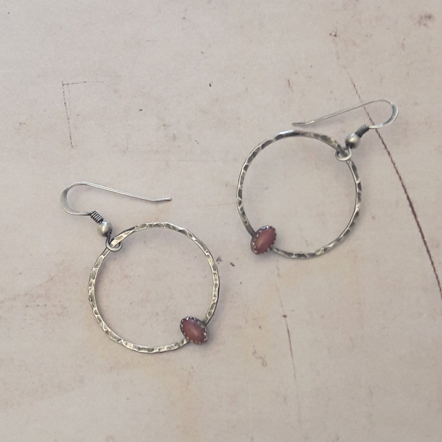 Boucles d'oreilles créoles ethniques en argent massif patiné et martelé, sublimées par de délicates pierres fines de rhodonite.