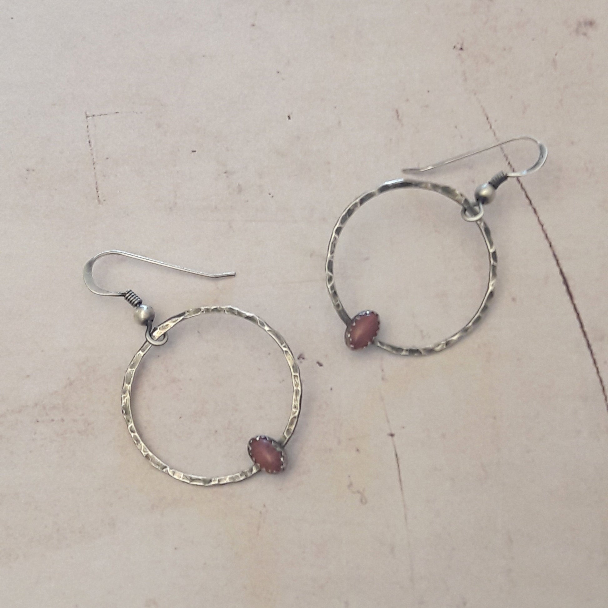 Boucles d'oreilles créoles ethniques en argent massif patiné et martelé, sublimées par de délicates pierres fines de rhodonite.
