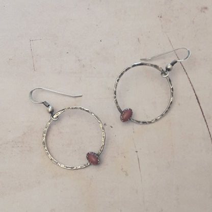 Boucles d'oreilles créoles ethniques en argent massif patiné et martelé, sublimées par de délicates pierres fines de rhodonite.