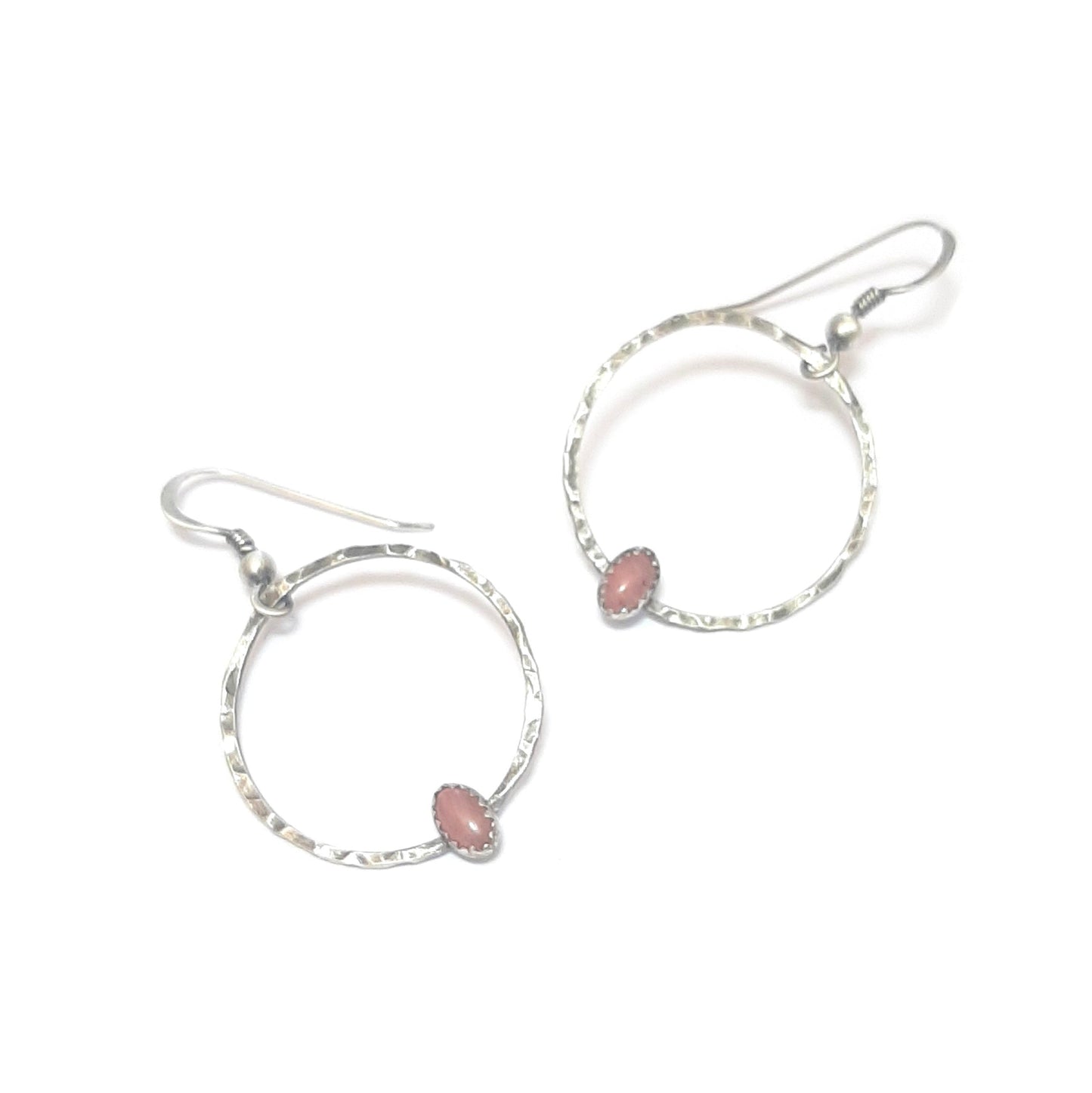 Craquez pour ces boucles d'oreilles créoles ethniques en argent massif patiné et martelé, ornées de pierres naturelles de rhodonite.