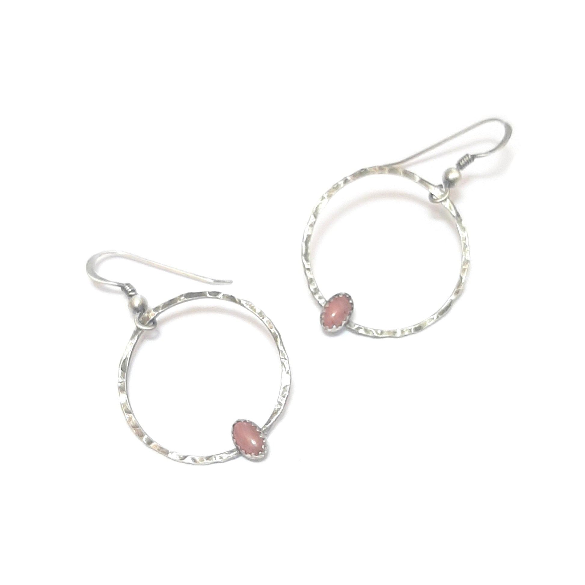 Craquez pour ces boucles d'oreilles créoles ethniques en argent massif patiné et martelé, ornées de pierres naturelles de rhodonite.