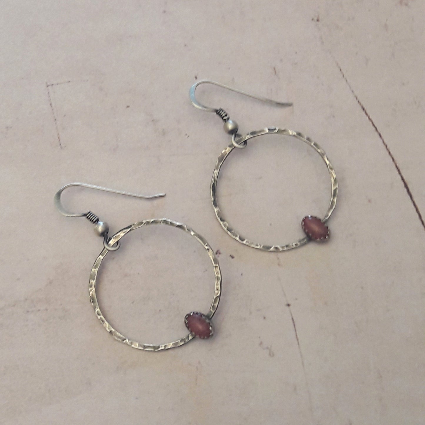 Boucles d'oreilles ethniques avec des anneaux en argent massif martelé et patiné, embellies par la douceur de la rhodonite, pierre de tendresse.