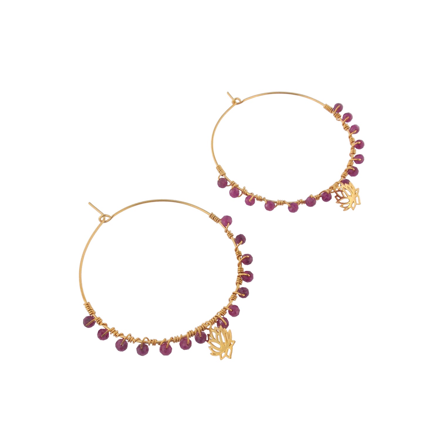 Boucles d'oreilles créoles en argent doré et pierres naturelles de rubi. Bijoux éthiques faits main en France, alliant élégance et responsabilité.
