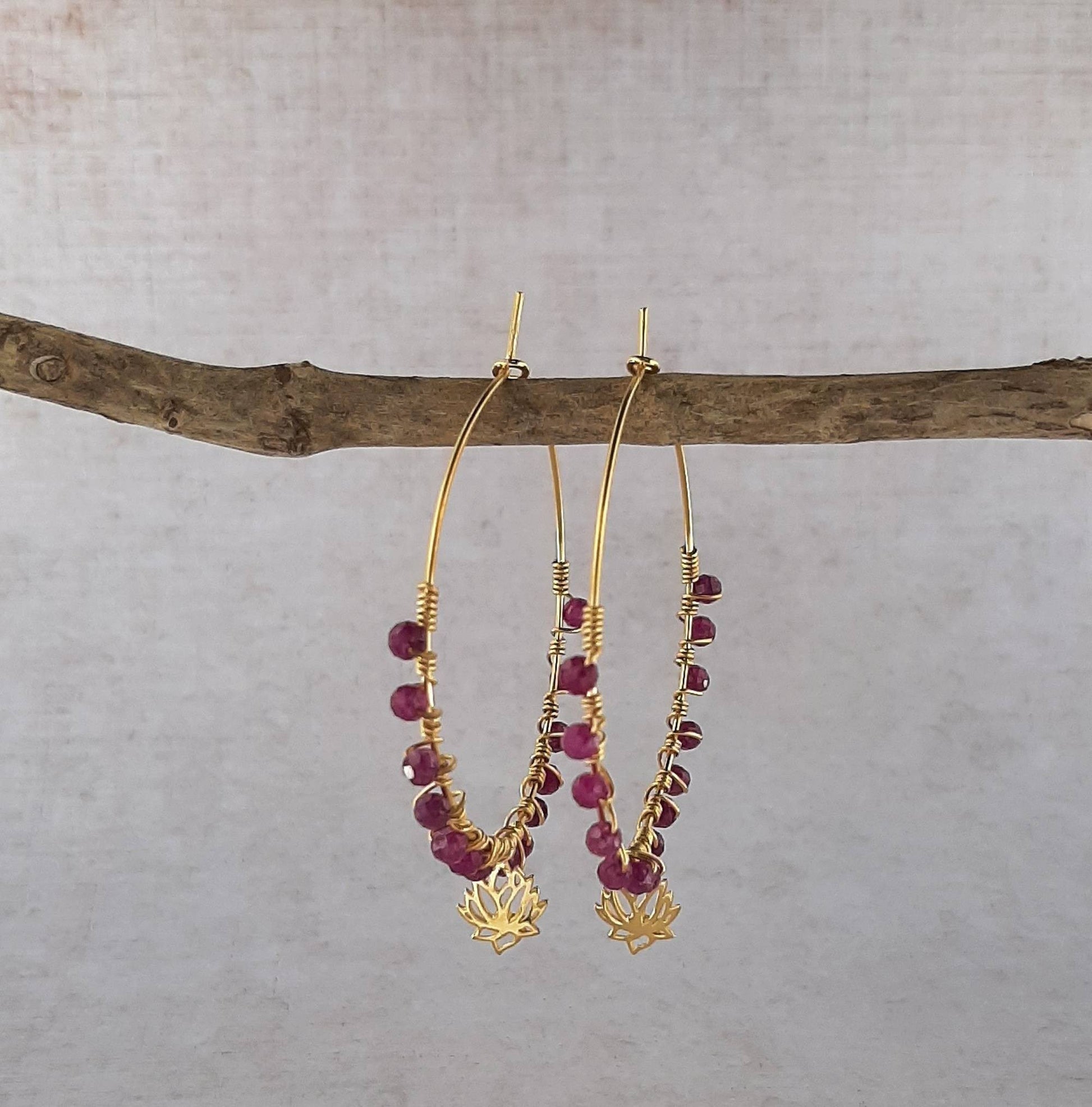 Boucles d’oreilles créoles en argent 925 doré avec pierres naturelles de rubi, style bohème chic.
Boucles d'oreilles grands anneaux en argent 925 doré et pierres naturelles.

