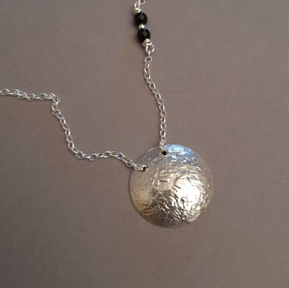 Découvrez le sautoir en argent massif réticulé "Jaci", un bijou artisanal au design unique. Grâce à la technique de réticulation, chaque pièce est entièrement personnalisée et présente des textures organiques singulières. 