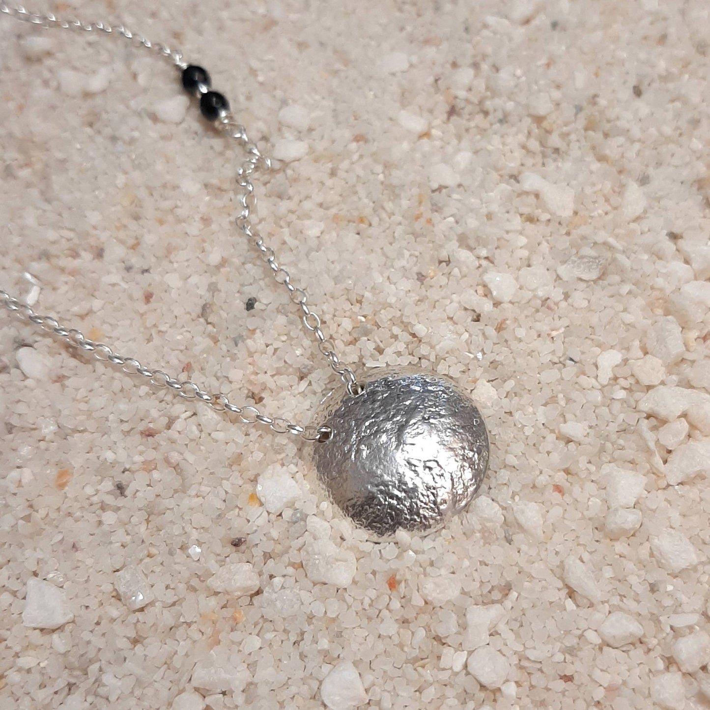Collier long en argent massif réticulé, un bijou artisanal au design unique. Grâce à la technique de réticulation, chaque pièce est entièrement personnalisée et présente des textures organiques singulières.