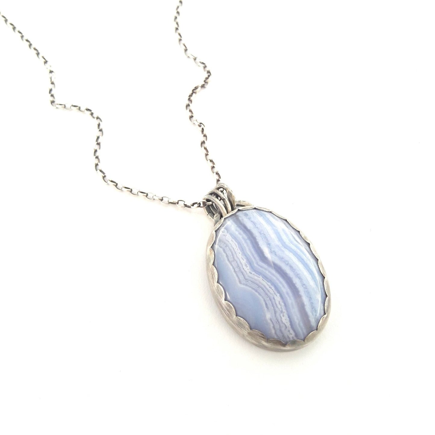 Sautoir ethnique en argent massif orné d'une calcédoine bleue. Un bijou unique et fait main, parfait pour un look bohème.