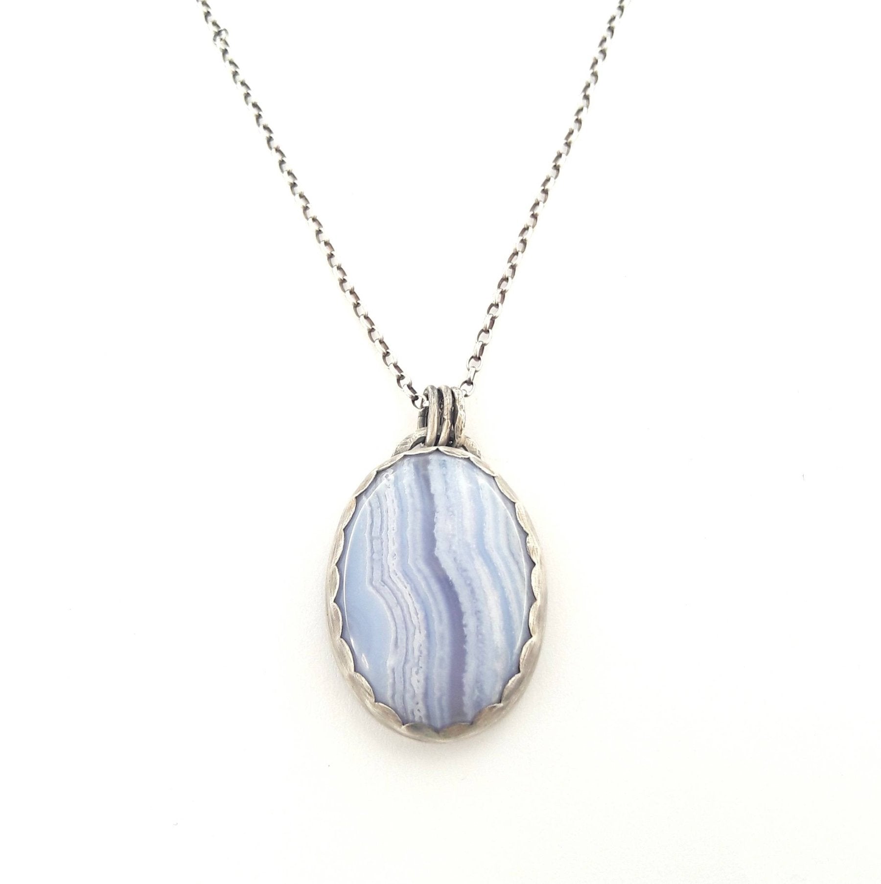 Sautoir ethnique en argent massif recyclé orné d'une calcédoine bleue. Un bijou unique et fait main, parfait pour un look bohème.