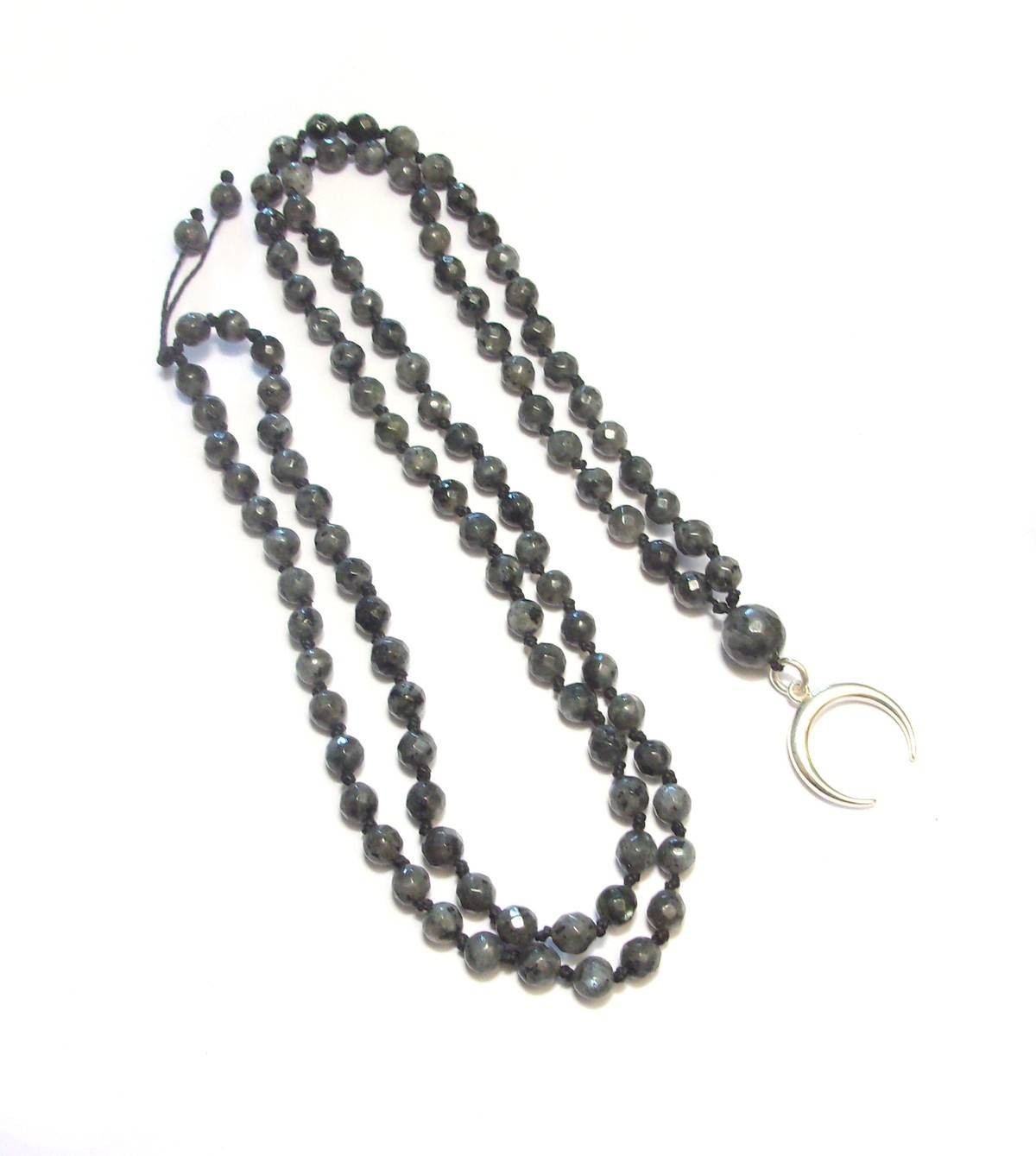 Mala en pierres naturelles de labradorite noire, aussi appelée larvikite, avec un pendentif croissant de lune en argent 925. Chapelet bouddhiste en pierres naturelles. Collier long en labradorite.