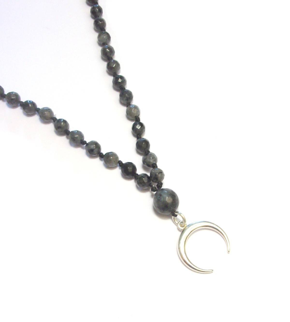 Sautoir Mala en pierres naturelles de labradorite noire, aussi appelée larvikite, avec un pendentif croissant de lune en argent 925. Chapelet bouddhiste en pierres naturelles. Colliers mâlâ tibétain 108 perles pour homme et femme