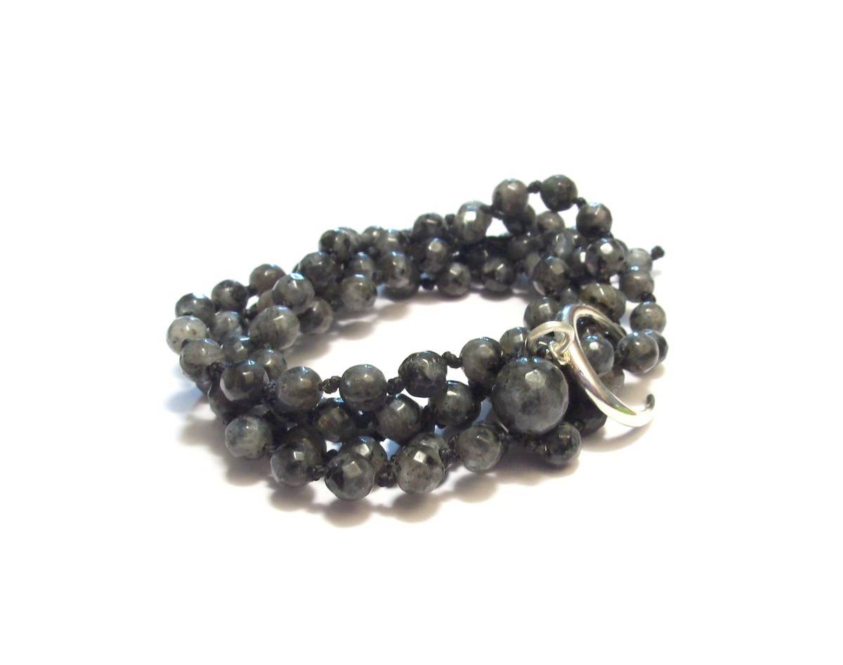 Colliers mâlâ tibétain 108 perles pour homme et femme.
Mala en pierres naturelles de labradorite noire, aussi appelée larvikite, avec un pendentif croissant de lune en argent 925.