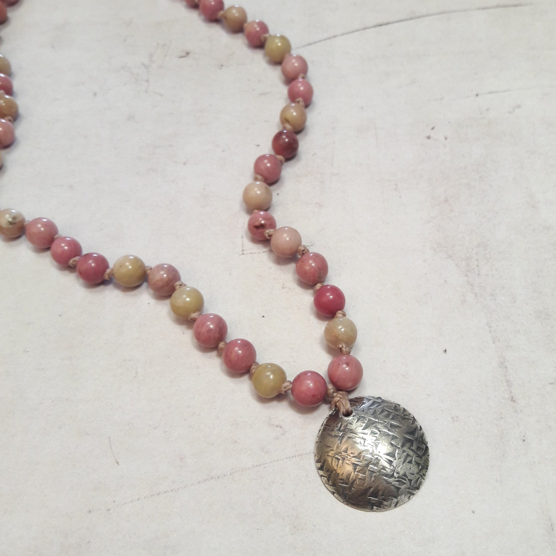 Sautoir mala 108 perles en pierres naturelles de rhodonite
