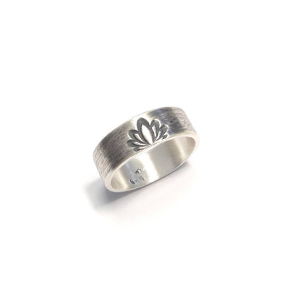 Découvrez notre bague ethnique en argent massif, ornée d'une gravure de fleur de lotus, symbole de pureté et de renouveau. Bijou artisanal unisexe, parfait pour un style spirituel et élégant.