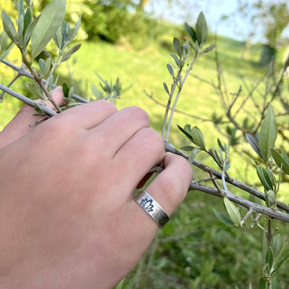 Découvrez notre bague ethnique en argent massif, ornée d'une gravure de fleur de lotus, symbole de pureté et de renouveau. Bijou artisanal pour homme ou femme, parfait pour un style spirituel et élégant.