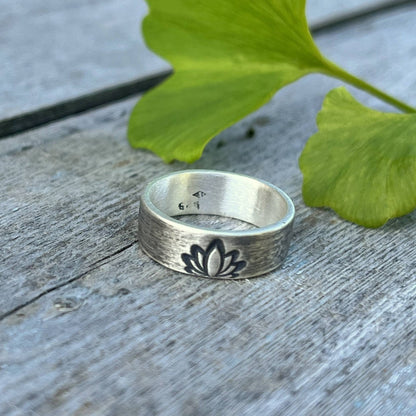 Découvrez notre bague ethnique en argent massif, ornée d'une gravure de fleur de lotus, symbole de pureté et de renouveau. Bijou artisanal unisexe, parfait pour un style spirituel et élégant.