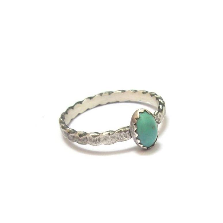 Bague en argent massif patiné, style ethnique, ornée d’une turquoise naturelle. La couleur des pierres peut légèrement varier, rendant chaque bijou unique.