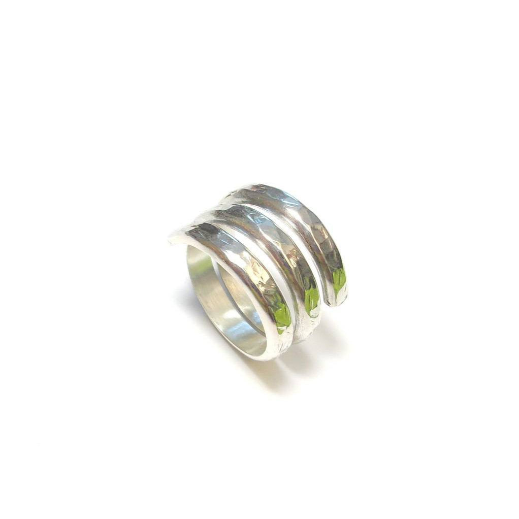 Découvrez la bague Voltas en argent massif martelé, un bijou unisexe au design épuré et moderne. Disponible en plusieurs tailles. Bijoux non genrés.