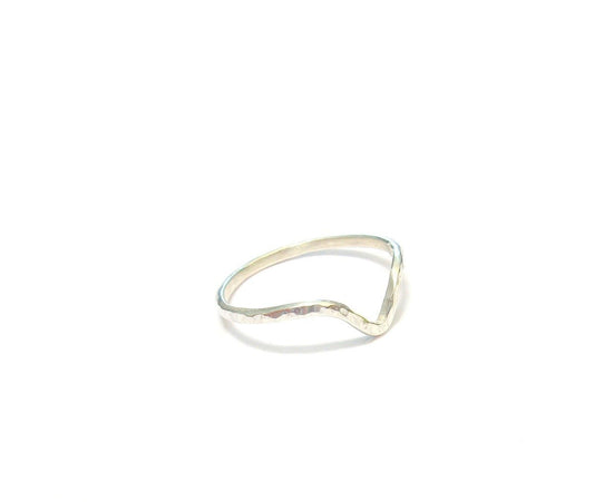 Bague Chevron en Argent Massif Martelé", un bijou minimaliste en argent massif, parfait pour une touche d'élégance. Elle peut être portée seule ou en superposition avec d'autres bagues. Faite à la main en France, chaque bague est fabriquée sur commande avec un délai de livraison de 3 jours. Le design simple et épuré de 1,5 mm de largeur convient à diverses tailles de doigts. Cette bague se distingue par son côté artisanal et sa fabrication responsable.