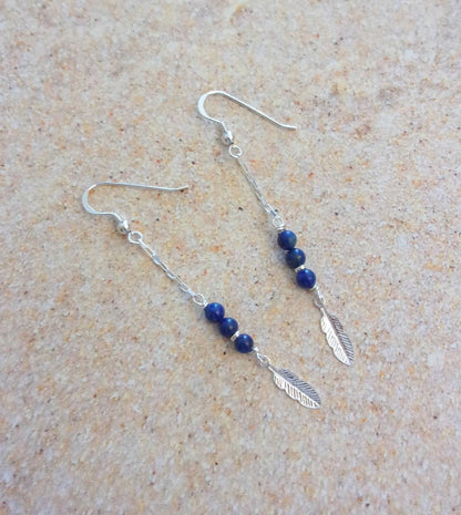 Boucles d'oreilles en argent 925 et pierres naturelles, lapis-lazuli. Laissez-vous séduire par l'élégance intemporelle de ces boucles d'oreilles bohèmes en argent 925 et lapis-lazuli, agrémentées d'une délicate plume, symbole de légèreté et de liberté. Longueur: 6.8 cm