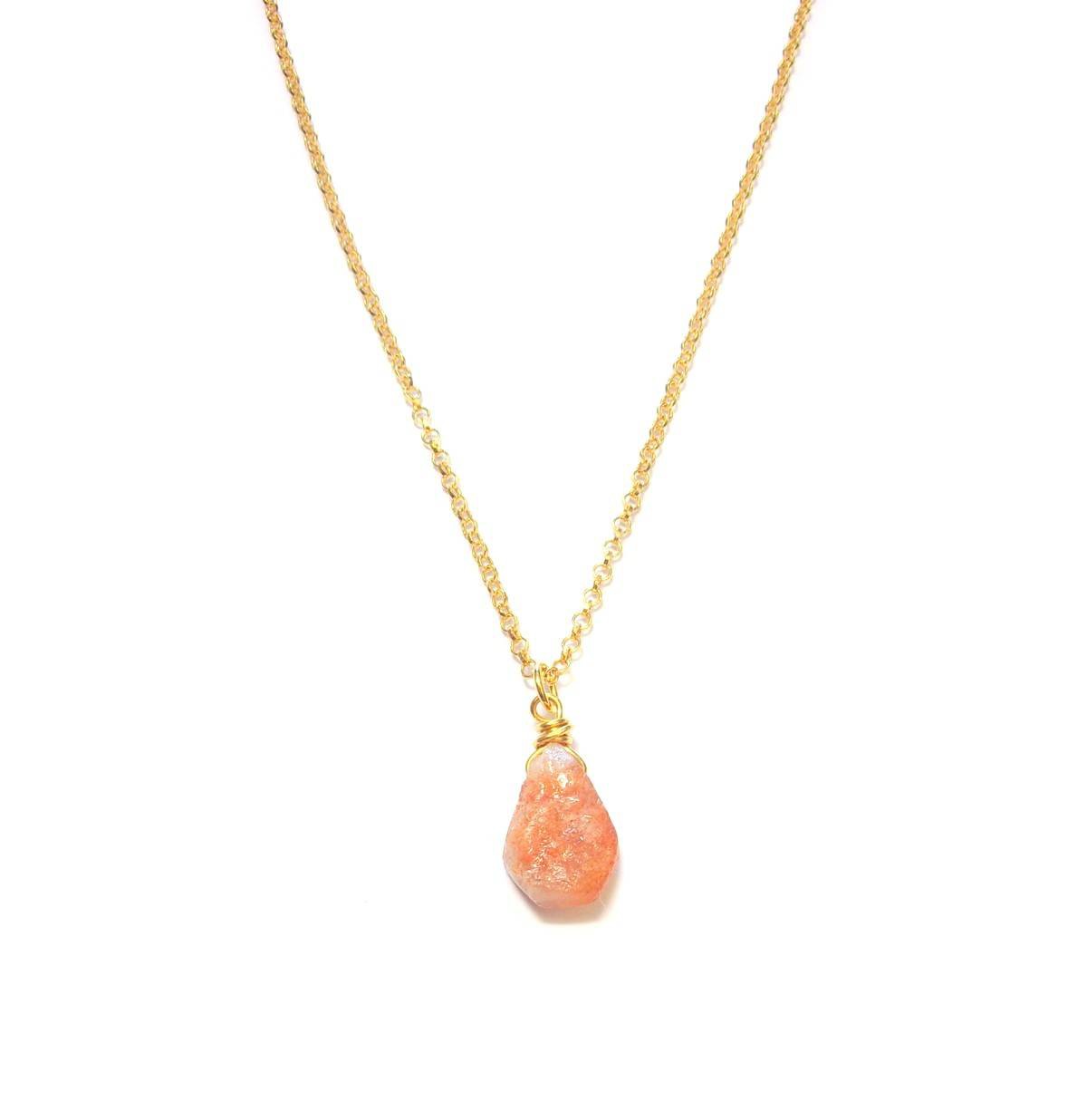 Un collier en argent 925 doré à l'or fin, mesurant environ 40 cm, orné d'une pierre de soleil brute. La pierre de soleil est réputée pour son énergie positive, apportant joie et bonne humeur. Ce bijou artisanal sublime l'élégance naturelle tout en favorisant des sentiments de bien-être.