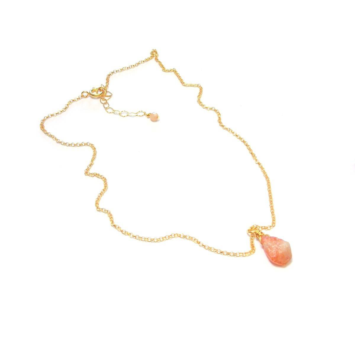 Éclairez votre style avec la pierre de soleil, une gemme semi-précieuse aux reflets dorés vibrants. Chaque pièce est conçue en France, dans une démarche éthique et éco-responsable.