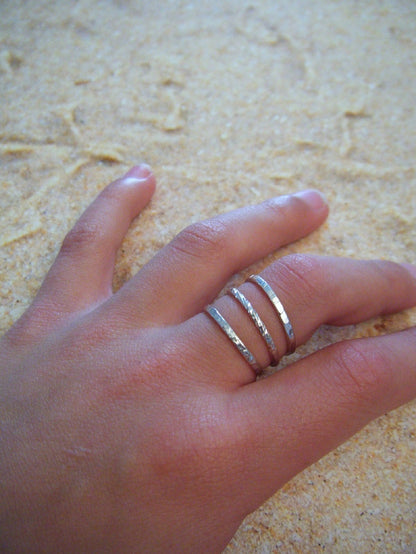 Cet ensemble de 3 bagues fines en argent 925 est un mariage parfait de sophistication et de simplicité. Composé de deux bagues avec une finition martelée et d'une bague en fil torsadé, la bague Trindade offre une variété de styles pour répondre à toutes vos envies. 